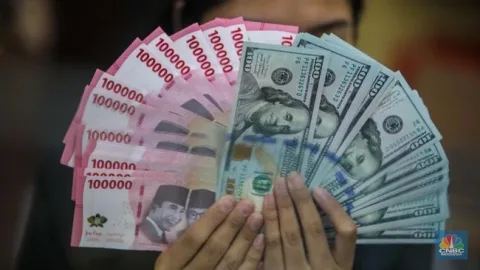 Rupiah Terus Tertekan Mendekati Rp18.000, Sinyal The Fed Hawkish Jadi Biang Kerok