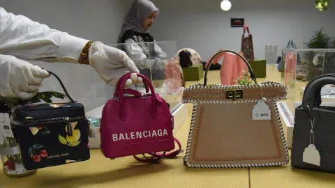 KPK Pamerkan Tas Mewah dan Barang Mewah Sitaan Kasus Korupsi Kemnaker