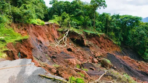 Jalan Provinsi di Agam Amblas 15 Meter, Akses ke Bukittinggi Lumpuh Total
