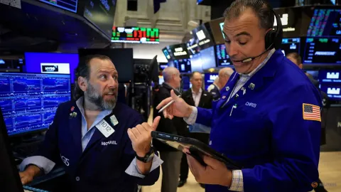 Harga Minyak Brent Jeblok di Bawah US$75, Wall Street Tertekan Aksi Jual Saham Teknologi