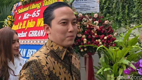 Bukan Sekadar Silaturahmi: Sekretaris Pribadi Prabowo Serahkan Undangan Pernikahan ke Jokowi