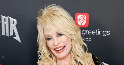 Dolly Parton Hadir di Peresmian Tennessean Travel Shop, Sindir Pesaing dengan Humas Khas