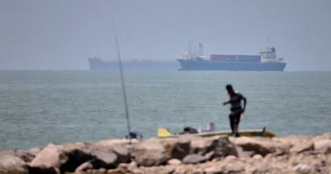 Kapal Tanker Berani Lintasi Selat Hormuz, Iran Ancam Rute Baru