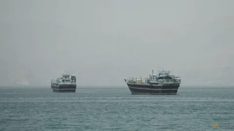 Harga Minyak Jatuh ke Level Terendah, Tanker Mulai Tinggalkan Selat Hormuz