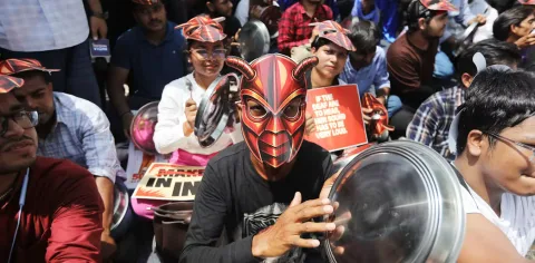 Krisis Lapangan Kerja Mendorong Gerakan Protes 'Partai Kecoak' di India