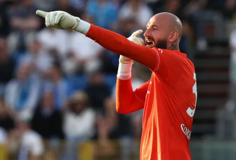 Pertarungan Dua Raksasa Serie A: Napoli dan Juventus Berebut Kiper di Bursa Transfer