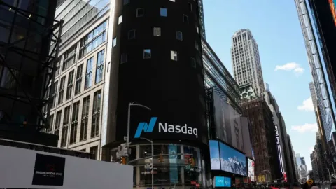 Wall Street Terbelah: Nasdaq Tertekan Apple, Micron Melonjak Berkat AI