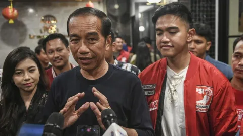 Jokowi Awali Safari Politik di Lampung, Kenakan Atribut PSI