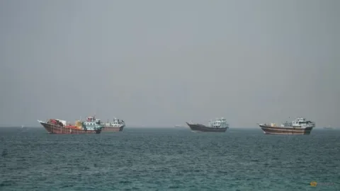 Harga Minyak Merosot di Tengah Kembalinya Pengiriman Selat Hormuz, Meski Ada Serangan Kapal