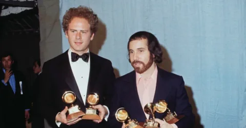 Air Mata dan Pelukan: Rekonsiliasi Emosional Art Garfunkel dengan Paul Simon Setelah Dekade Ketegangan