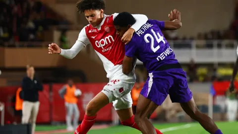 Newcastle Kebut Negosiasi Bek Toulouse untuk Antisipasi Bajakan Bayer Leverkusen