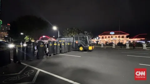 Malam Ini di Surabaya: Aksi #IndonesiaSekarat Dibubarkan, Belasan Demonstran Diamankan