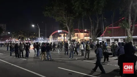 Bentrokan di Surabaya: Aksi #IndonesiaSekarat Bubar Paksa, 11 Tuntutan Disuarakan