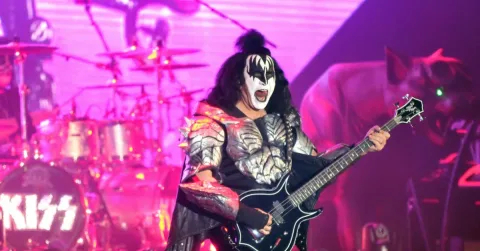 Gene Simmons: Mendekati Garis Akhir, Justru Semakin Kencang Berlari
