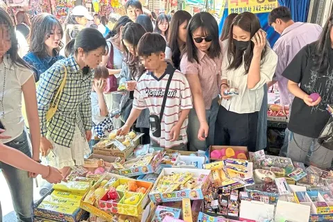 Fenomena Squishy dan Nostalgia: Pasar Tradisional Seoul Bangkit Berkat Generasi Muda