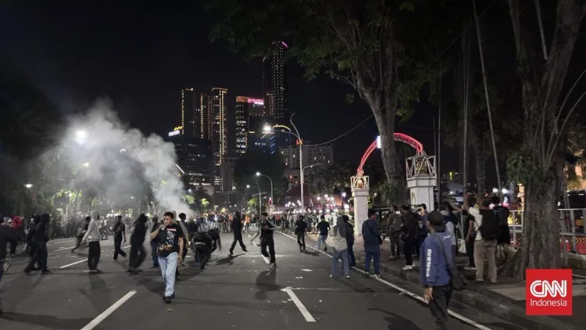 Penangkapan Massa Aksi #IndonesiaSekarat di Surabaya Bertambah Jadi 24 Orang, Tim Advokasi Desak Pembebasan