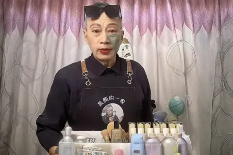Kakek 75 Tahun Jadi Beauty Influencer Demi Biayai Pengobatan Cucu yang Langka