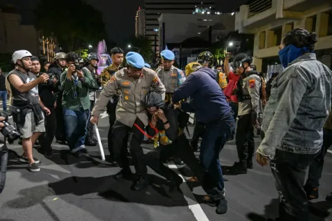 Bentrok di Surabaya: 24 Demonstran Ditangkap Usai Tolak Kenaikan BBM dan Program Makan Gratis