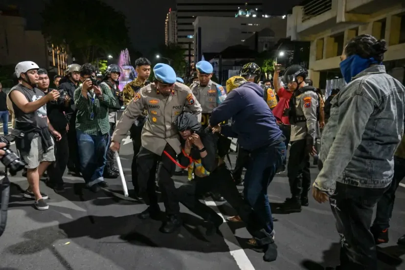 Bentrok di Surabaya: 24 Demonstran Ditangkap Usai Tolak Kenaikan BBM dan Program Makan Gratis