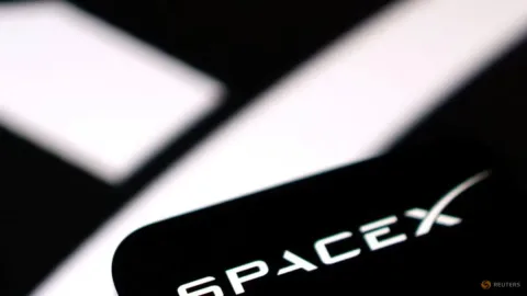 SpaceX dan Charter Communications Dikabarkan Jajaki Kemitraan Layanan Telepon Seluler di AS