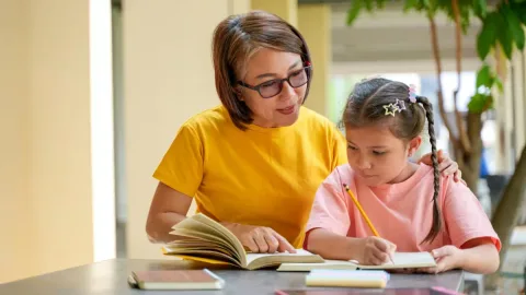 Buku Ejaan Anak Penuh Stereotip Gender: Ibu di Dapur, Ayah di Kantor