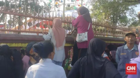 Antusiasme Warga Lampung Meluap: Rela Panjat Pagar Demi Jokowi
