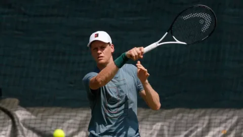 Sinner Siap Tempur di Wimbledon: Bekal Latihan Panas Usai Tersingkir di Prancis