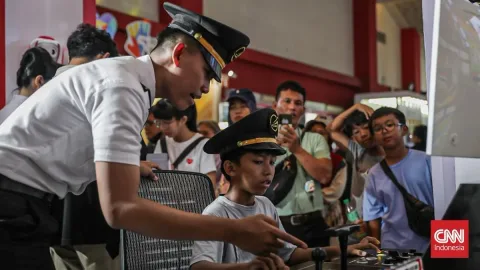 Simulator LRT di Jakarta Fair 2026: Pengunjung Antusias Rasakan Jadi Masinis