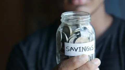 Menabung Bukan karena Kaya: Riset BCA Ungkap Motif Precautionary Saving di Tengah Ketidakpastian