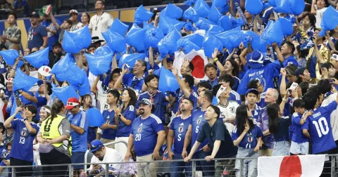 Kreativitas Suporter Jepang: Kantong Plastik Biru untuk Dukungan dan Kebersihan Stadion