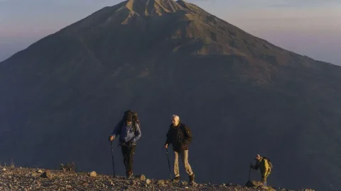 Jalur Pendakian Merapi Masih Ditutup, Status Siaga Belum Dicabut