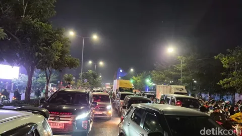 Ricuh di Makassar: Massa HMI Bakar Ban dan Bentrok dengan Ojek Online Tolak Program MBG