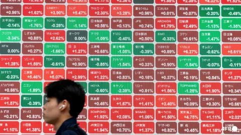 Wall Street Bangkit, Bursa Asia Terbelah: Yen Terpuruk di Level Terendah 40 Tahun