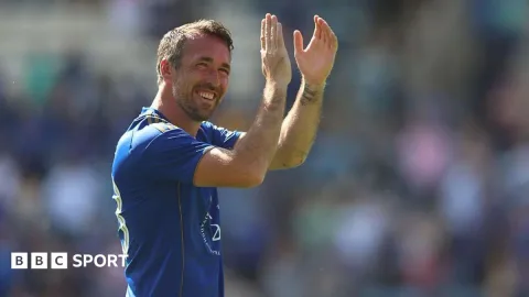 Eks Bek Leicester Christian Fuchs Debut Sensasional di Kriket: Pukul Bola ke Sungai