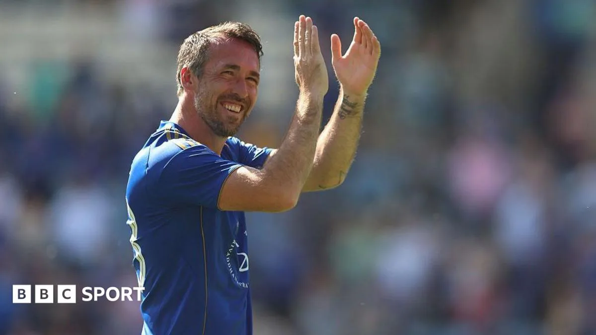 Eks Bek Leicester Christian Fuchs Debut Sensasional di Kriket: Pukul Bola ke Sungai