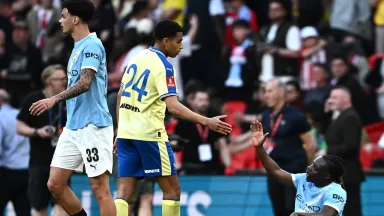Crystal Palace Siap Bajak Shea Charles, Leeds United Gigit Jari