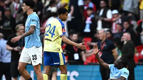 Crystal Palace Siap Bajak Shea Charles, Leeds United Gigit Jari