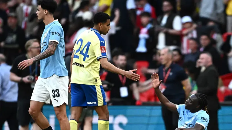 Crystal Palace Siap Bajak Shea Charles, Leeds United Gigit Jari
