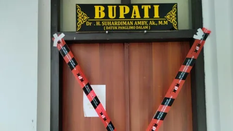 KPK Buru Mobil Mewah Rp1 Miliar dalam Kasus Suap Bupati Kuansing