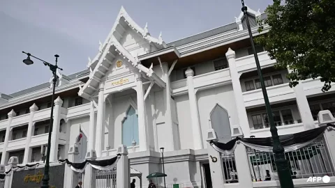 Pemimpin Oposisi Thailand Diadili atas Upaya Reformasi Hukum Kerajaan
