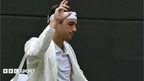 Fashion di Wimbledon: Taylor Fritz Tiru Gaya Federer, Tapi Waspada Kutukan Pakaian