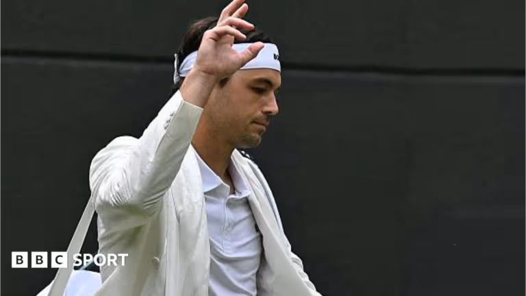 Fashion di Wimbledon: Taylor Fritz Tiru Gaya Federer, Tapi Waspada Kutukan Pakaian