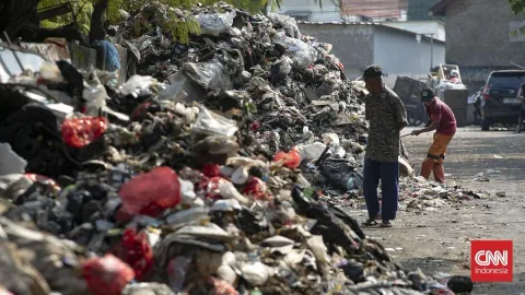 Tumpukan Sampah di Cakung Ganggu Aktivitas Warga, Petugas Dikerahkan