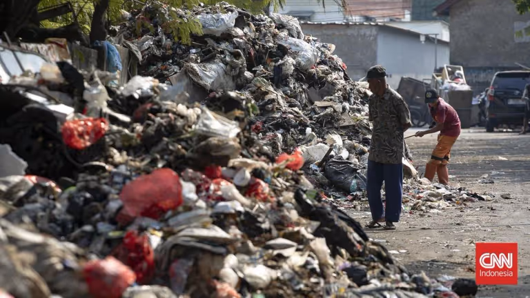Tumpukan Sampah di Cakung Ganggu Aktivitas Warga, Petugas Dikerahkan