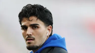 Leeds Berburu Tiga Bek Tengah untuk Gantikan Struijk yang Hengkang ke Brighton