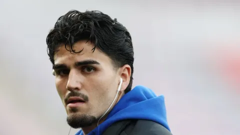 Leeds Berburu Tiga Bek Tengah untuk Gantikan Struijk yang Hengkang ke Brighton