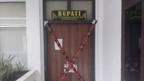 KPK Beri Ultimatum Bupati dan Sekda Kuansing: Segera Serahkan Diri