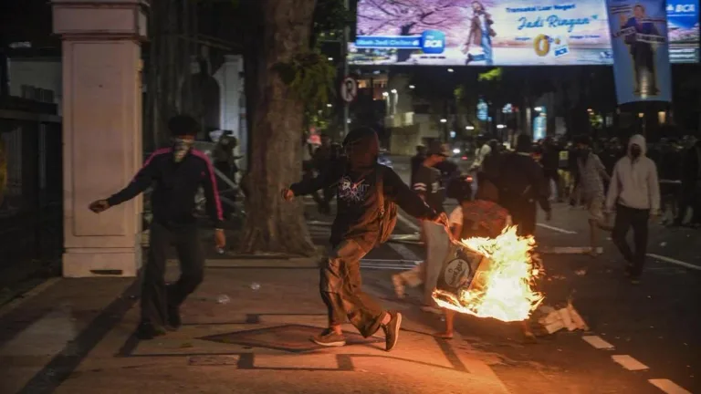 KontraS Surabaya Temukan Indikasi Massa Bayaran di Balik Kericuhan Demo #IndonesiaSekarat