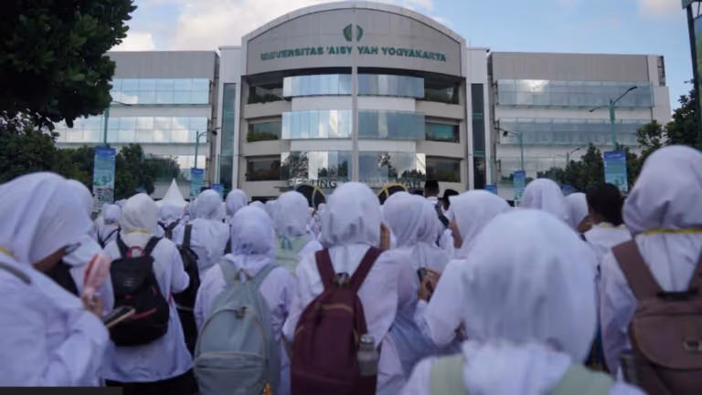 Mahasiswa Unisa Yogya Berbusana Wanita dan Masuk WC Mahasiswi: Kampus Beri Pembinaan