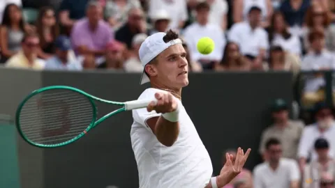 Duel Lima Set: Jakub Mensik Lolos Dramatis ke Babak Kedua Wimbledon